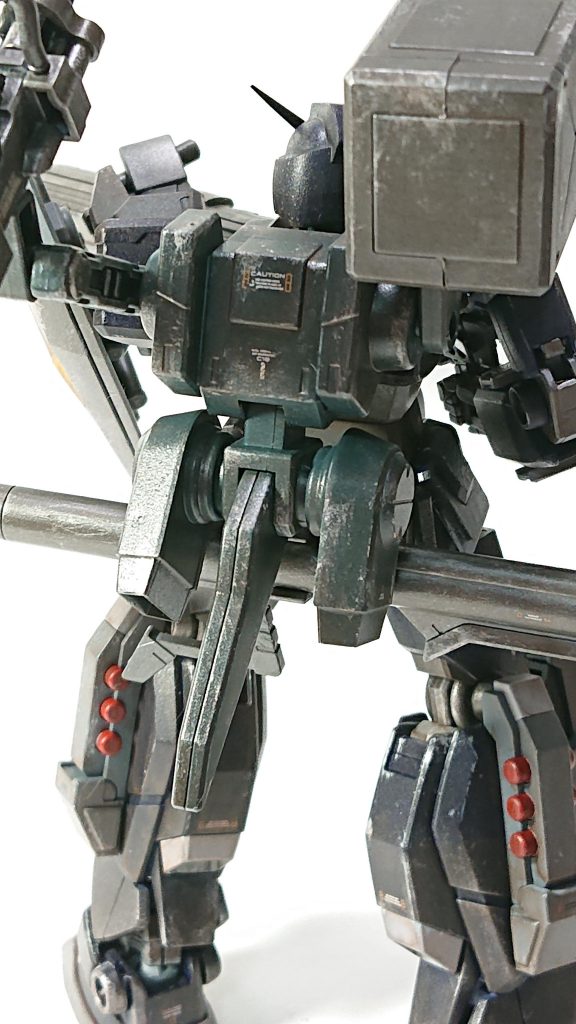 バックパックはHGBCのイージーアームズです。左のキャノンのジョイントをコトブキヤのパーツを足して、可動域を増やしています。バックパックのみ色調を変えて、調色して地上戦を意識した深緑系で塗装しました。