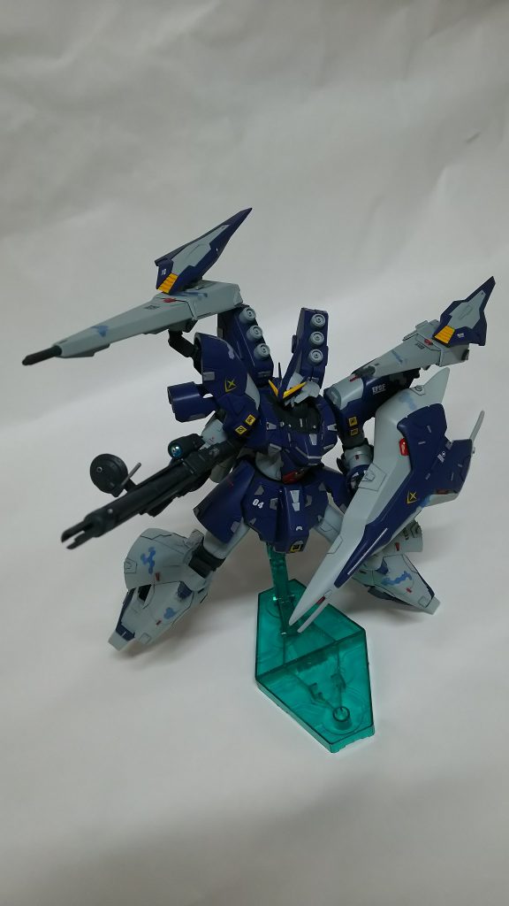 腹部メガ粒子砲はオミットされ、代替としてギャプランのシールドバインダーを改修したものを
両肩に装備。旧キットギャプランのバインダーと、フレームアームズのエクステンドアームズ02
のバインダーで作製しています。