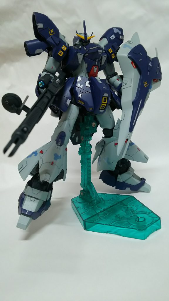 シールドバインダーは肩装甲内部にボールジョイントを仕込んでおり、着脱可能にしています。
股関節は元キットはボールジョイントですが、近年のHGでよくある軸関節式に変更し、開脚範囲を
向上させています。大柄な機体にバランスを合わせるためSガンダムのビームスマートガンを持たせてます。