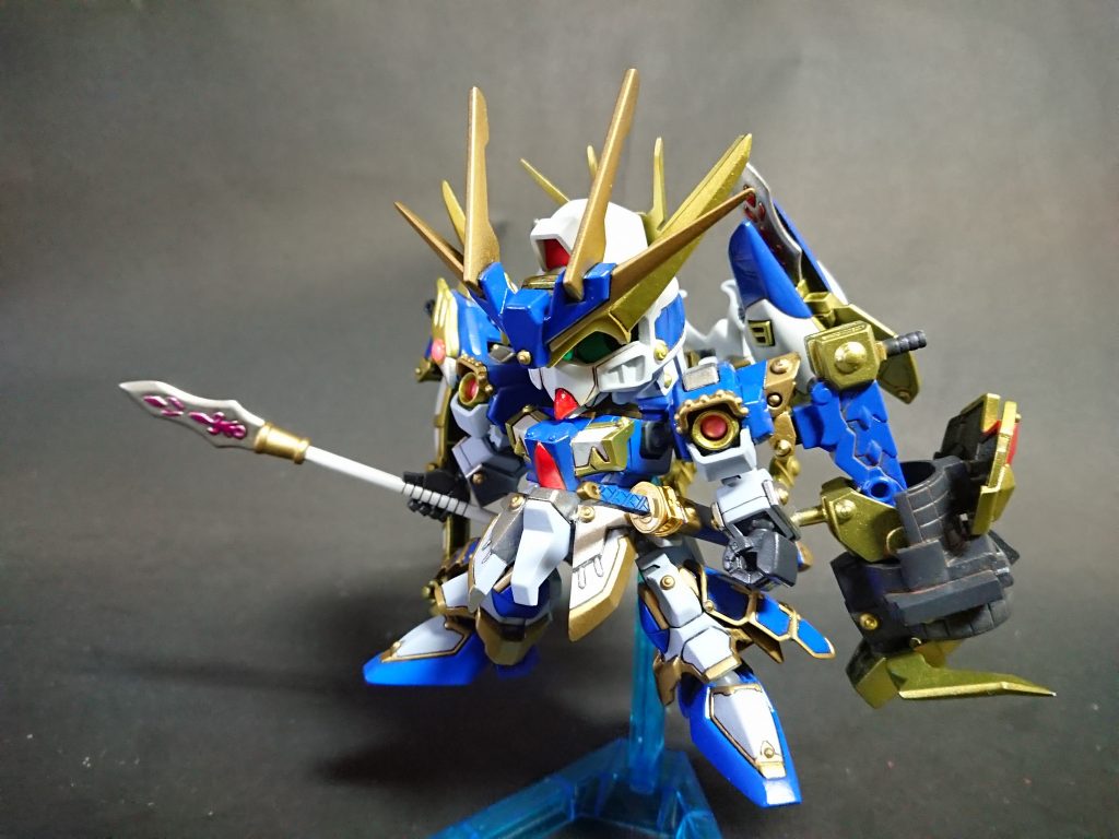 戦駆の雷斗丸。
子の鎧衣は分解して雷斗丸に装着!
モチーフはライトニングガンダムフルバーニアンになります。