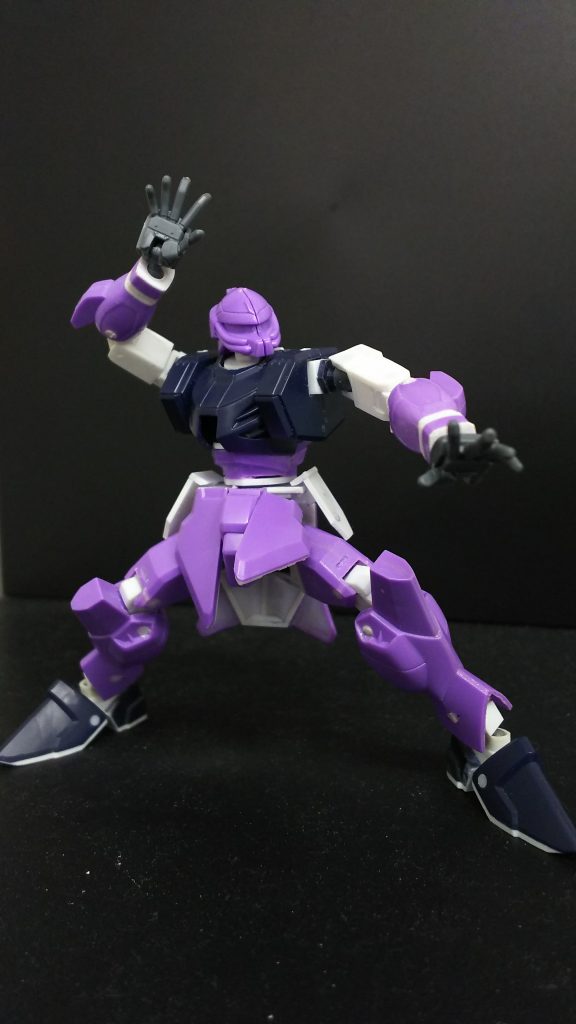 元のキットは肘、膝の曲がらない直立のみでしたが関節の増設、可動部分も増やしているので並のHG 以上の可動性能を実現