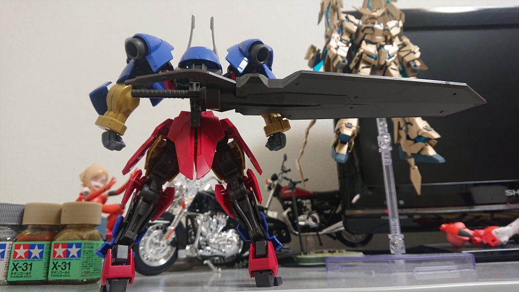 剣がとんでもない所にマウントされているのに
余裕の自立は近年のガンプラが凄いと言う事ですね(笑)