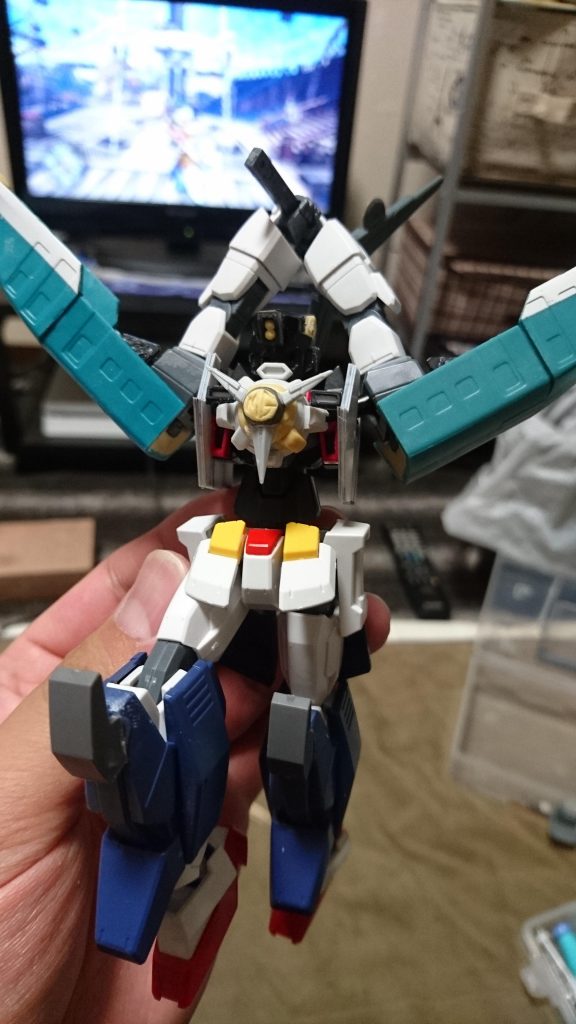 おおよそ形になってきたところです。肩のパーツに食玩のシンカリオンをチョイスしたところ、これがベストでした。
胸部のパーツはSDエクシアのGNドライブとビルドパーツのアンテナを使用しています。