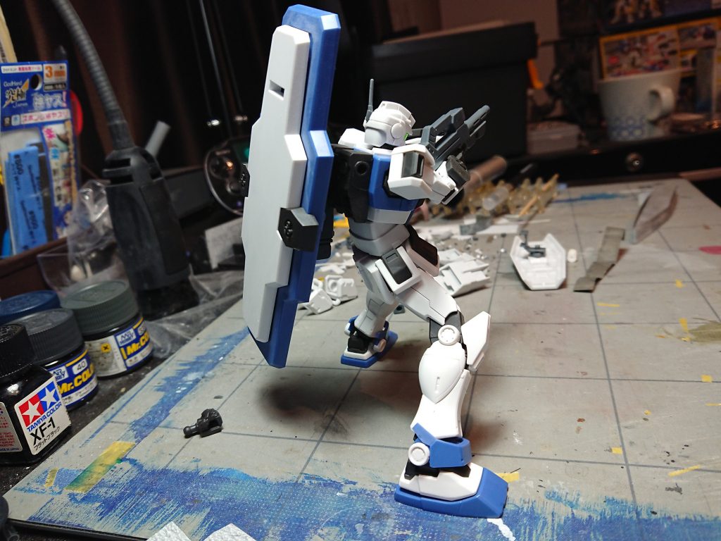 製作中はランドセルにシールドをマウントする構想でしたが、肉抜き埋めの過程で重量が増してしまい断念…