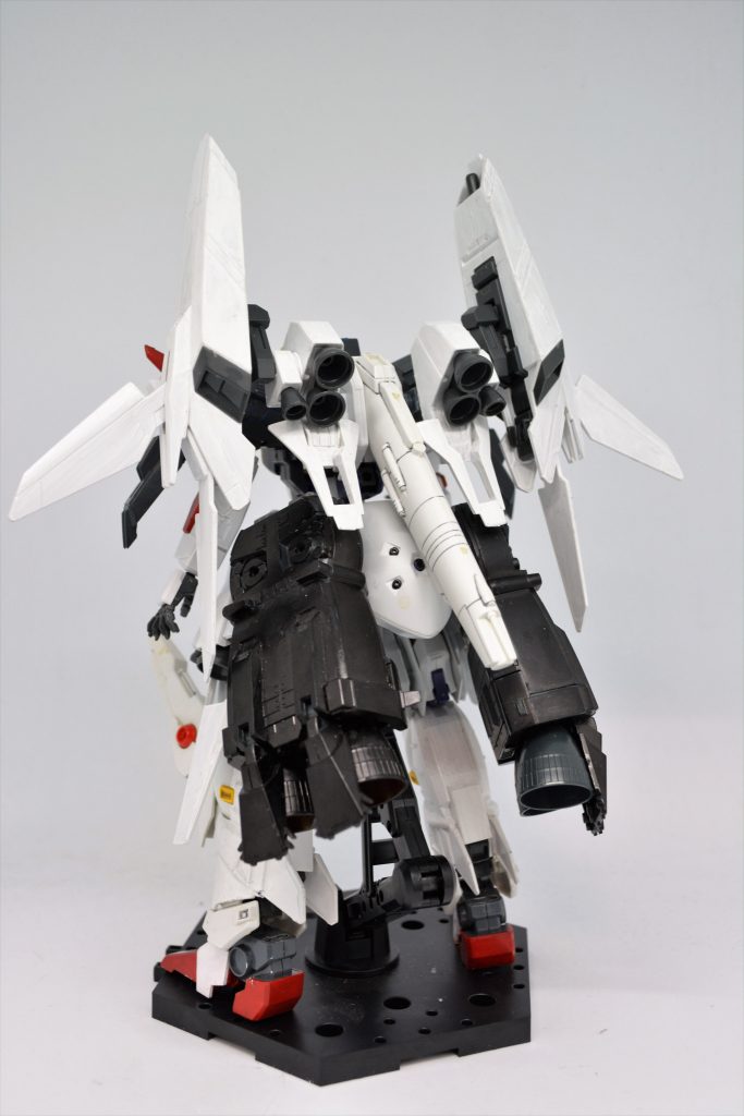 ## 背面
Sガンダムのバックパックにリゼルのパーツを付けています。
腰にはEx-Sのブースターポッドを付けています。