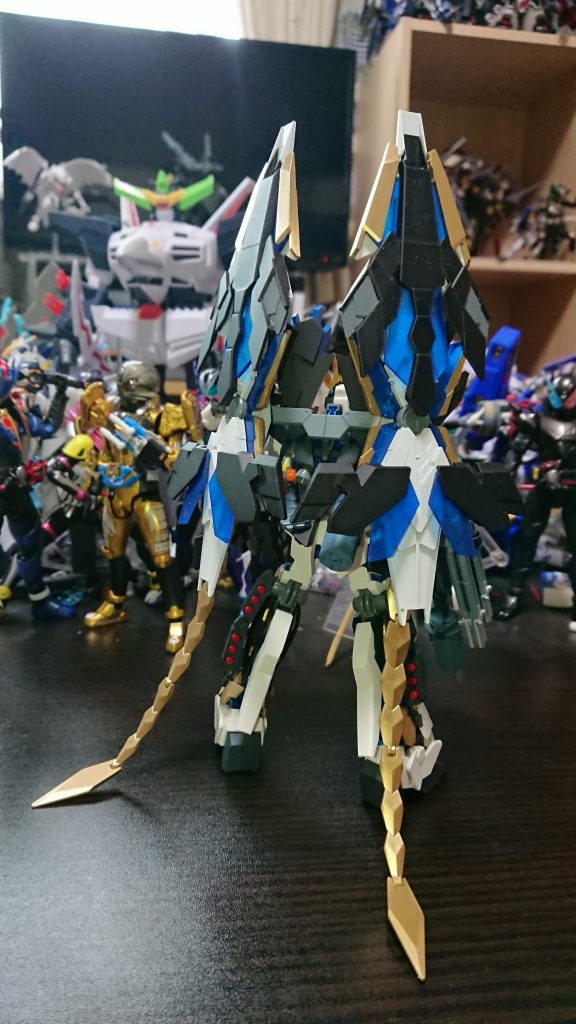 ユニコーンはパールホワイト
バンシィがつや消しブラック
フェネクスがゴールド

サイコフレームはメタリックブルーになります