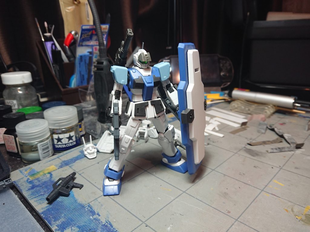 頭部のバイザーは量産型ガンキャノンから拝借。サンダーボルトを読んでたら、サンダーボルト版のジム改もこんなデザインになってて吹きました…