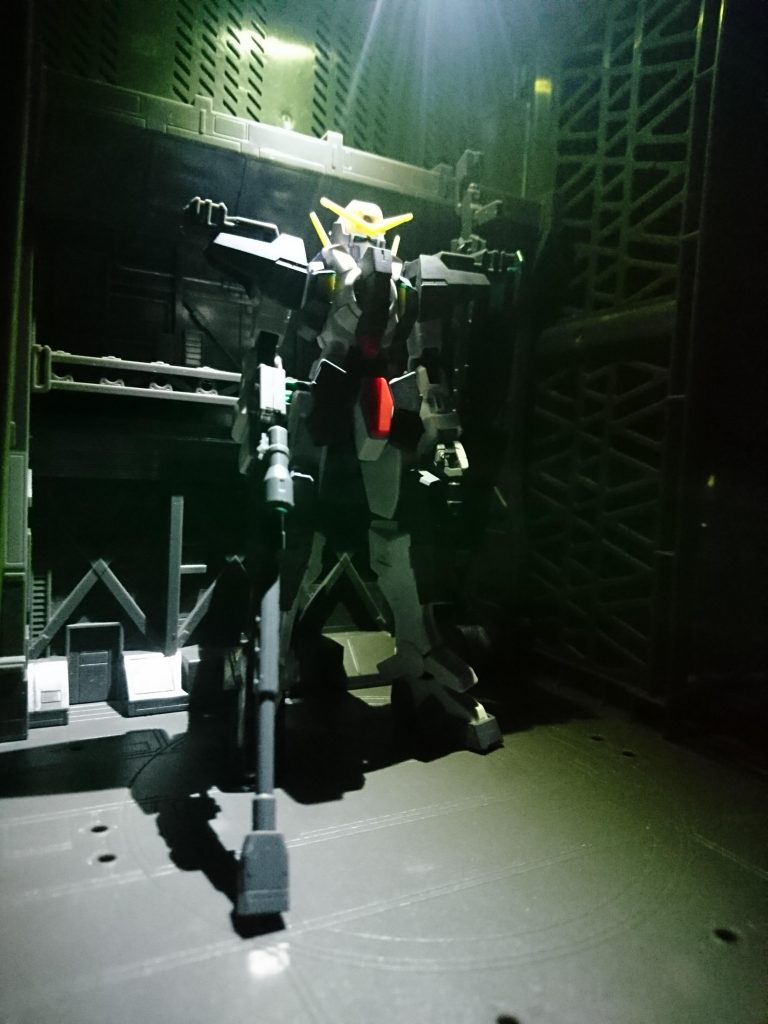 いつもの
GNフルシールドも同色で塗装したかったのですが可動を犠牲にしたくなかったので取り止め(^^;
メカグレーの色見本的にデュナメスアームアームズとは違った色味に出来ると思い決心したものの、完成後ほぼおんなじで少しショックになりました(;_;)