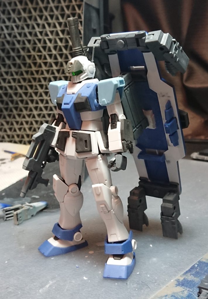 背中にマウントして、シールドブースターで高速移動という妄想もありました。