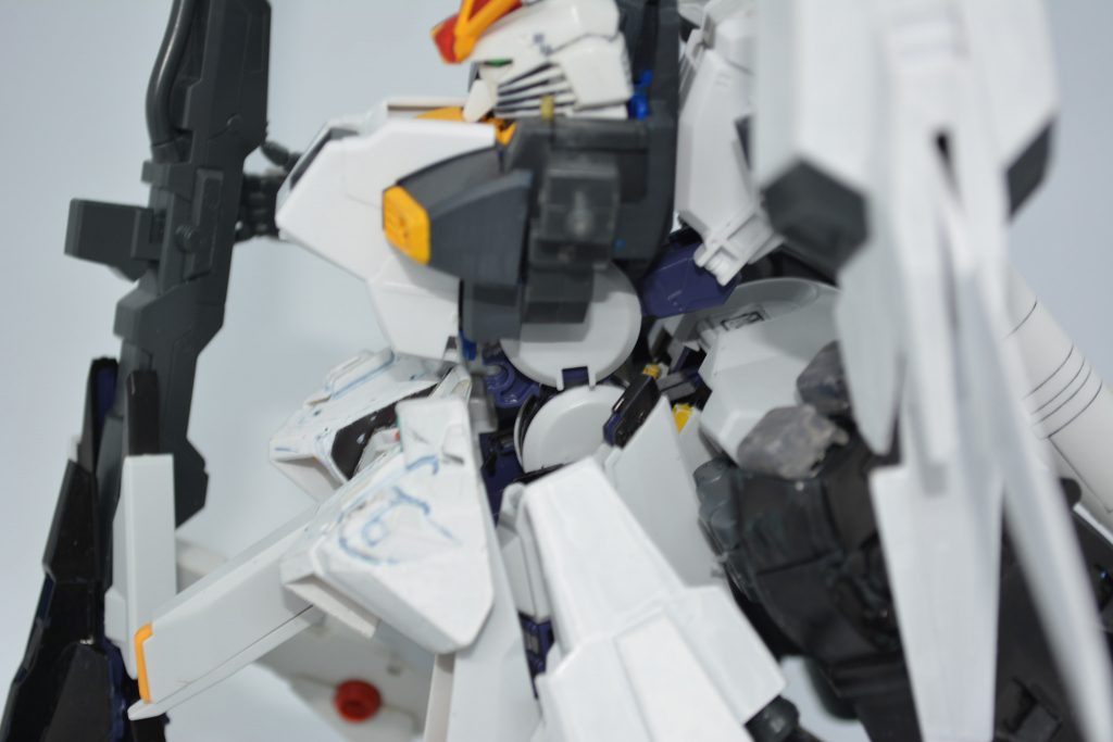 ## 詳細
ハイゼンスレイⅡ同様に2つのドラムフレームを接続して体幹を成しています。
ここの接続が3mmピンなのでちょっとした衝撃でポロリしてしまいます。(個人的な拘りで接着固定はしたくない)