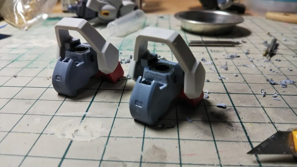 足首にシリンダーを入れる為、ザグリました。