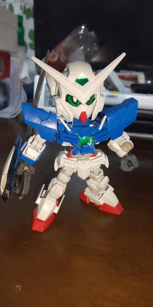まずはクロスシルエットフレームにSDエクシアのパーツを中身をくり貫いて装着できるようにし、腕も中身をくり貫いてからパテでくっつけました。
