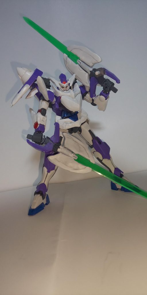 武器は各部のスパイク、後腰部に2本を装備されたGNビームサーベルの他に、クアンタの使用するGNソードVを改造し、斬撃、射撃の他に根元部分に追加された部分による打撃も可能になったGNブレイクソードVを使用。
アーマー等で堅い相手にも有効で、表面をGNシールドと同様にGN粒子で覆うことでビームを弾いたりと防御面でも使用可能。