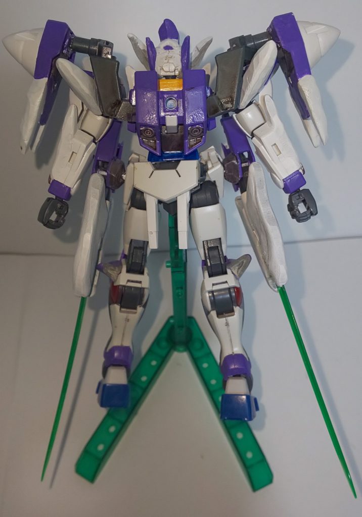 基本は00のままですが、肩にはクアンタの尖っている方を二つ使い、各部にもスパイクを装飾して全体的に尖っていたり、肩とツインドライヴ、頭部などに蛇の口を模したりしてカラーリングもあり大分違った印象にしています。