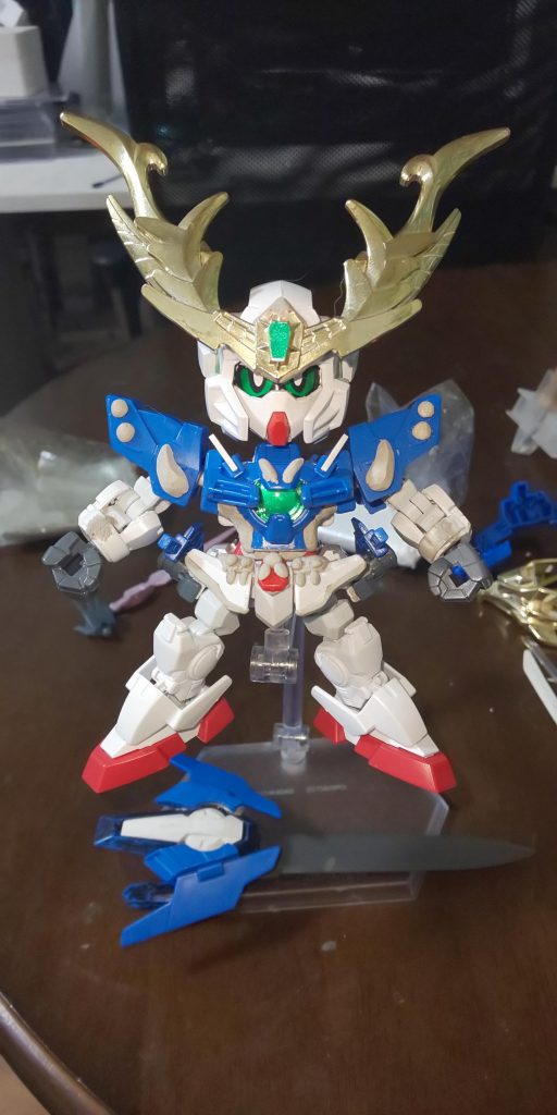 肩や腰に装飾をパテで作り、角飾りは珀神丸大将軍のを加工してパテでくっつけて装着できるようにしました。