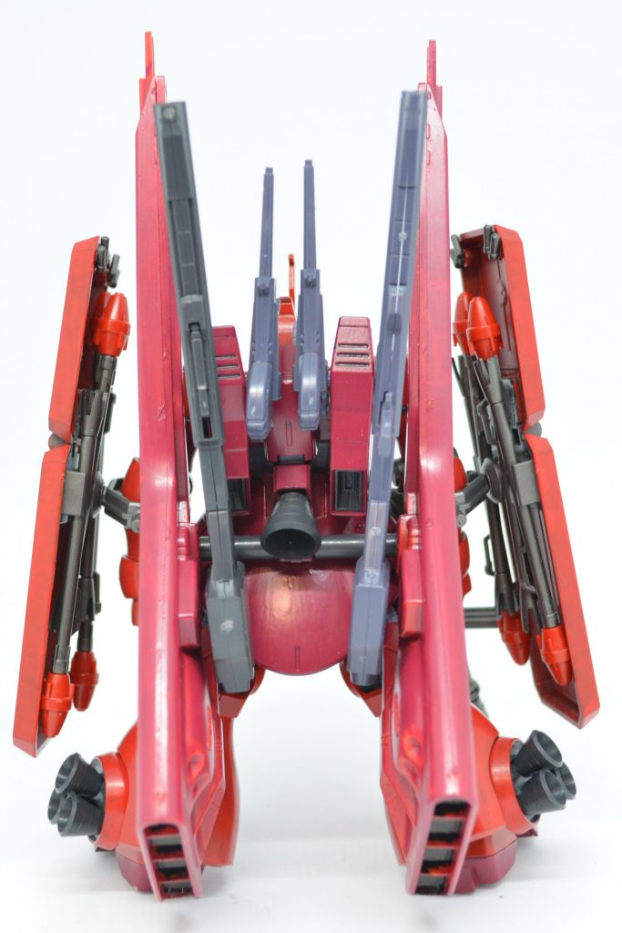 背面

シュツルムディアスのバインダーは腰部のビームナギナタのラックを利用して３ｍｍプラ棒を通しています。
（原作設定ではバックパックの真ん中のバーニアがバインダーのジョイントパーツになっています。）
本来は背負っていないクレイバズーカ２本を背負っています。