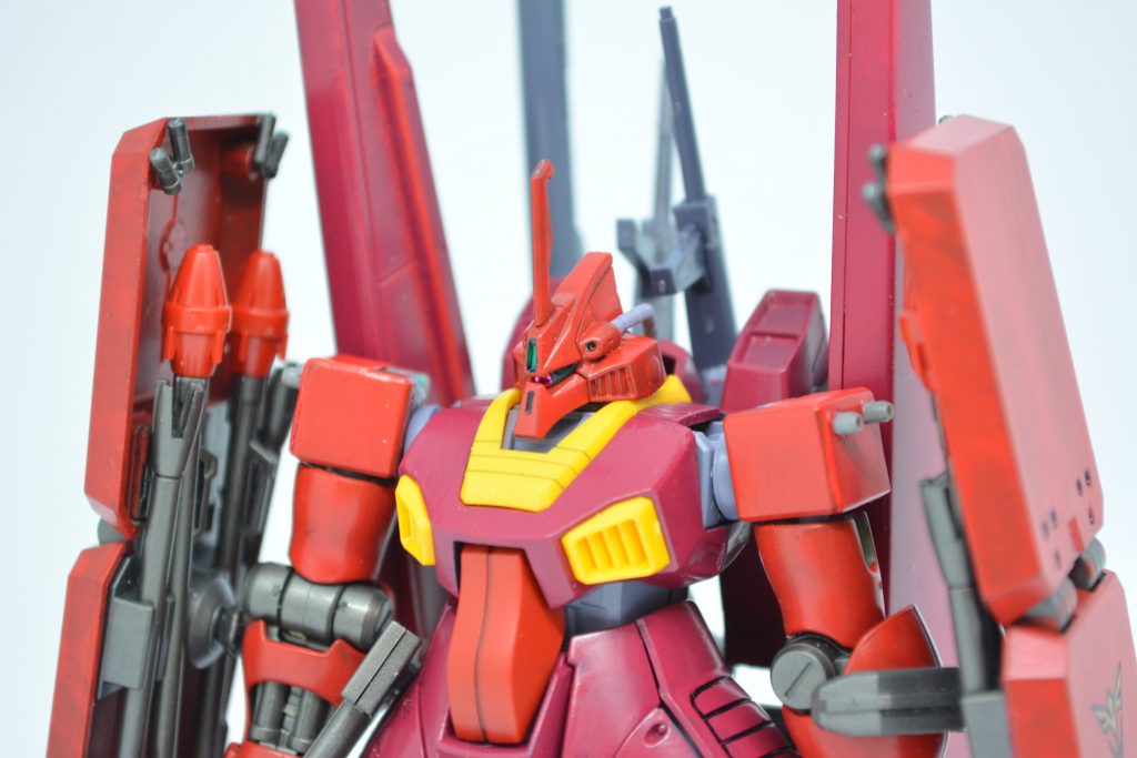 バストアップ

分かり難いですが、モノアイパーツはデュアルアイモールドがあるものを選択しています。
この時のシャアが強いのは「アムロが乗っていたディジェにノリノリで乗っていたから説」が好きでZDefine版の設定であるデュアルアイモールドを採用しました。（ジョニ帰版はモールド無いです。）