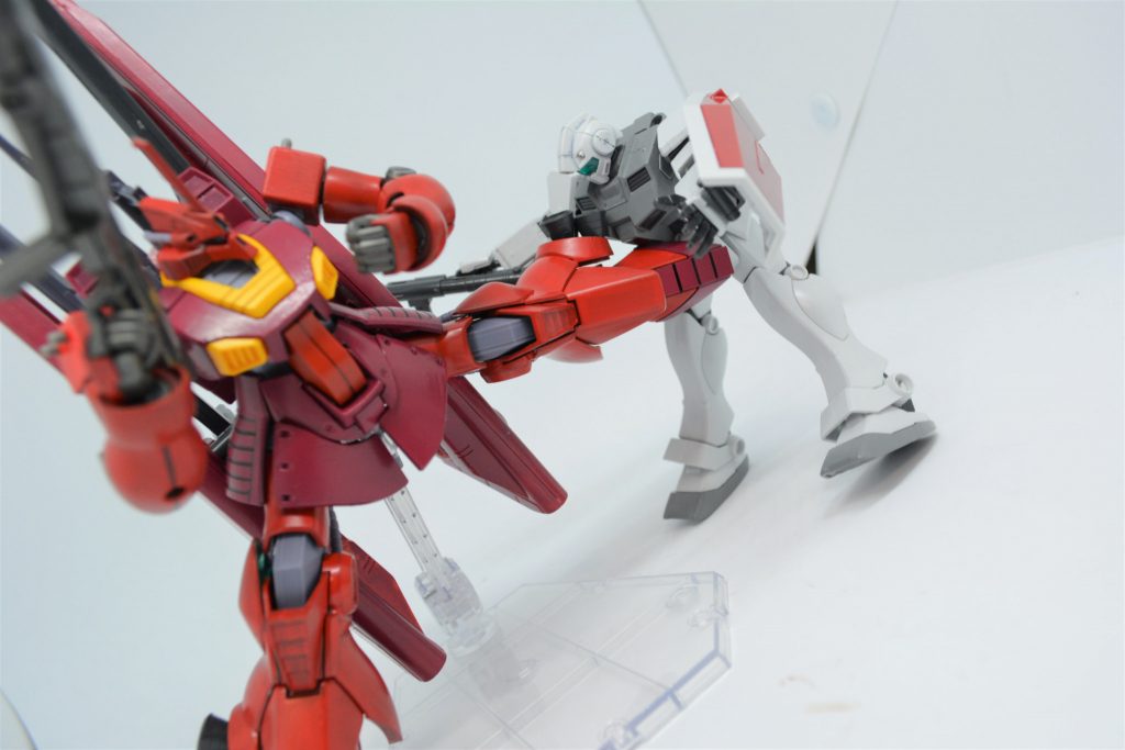 シャアお得意の蹴り

原作では背中を蹴っていましたが・・・