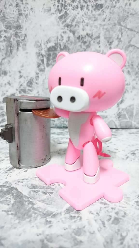 ゼニーバンクハンマーは
ダイソーさんの500円玉貯金で10万円が貯まる貯金箱を切り出して制作
先ほどの玩具のお金を入れて
ゼニーバンクハンマーにエネルギーをチャージします