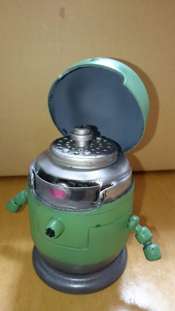 頭部開閉機構は考えましたが
中身はとっても雑!
テキトーさに声も出ません