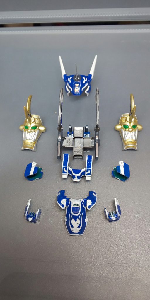 頭部パーツは接続部を二枚重ねしてパテで整形。胸部も一部パテ。