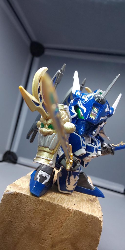 劉備の持つ剣よりも重いが軽々と使いこなす。