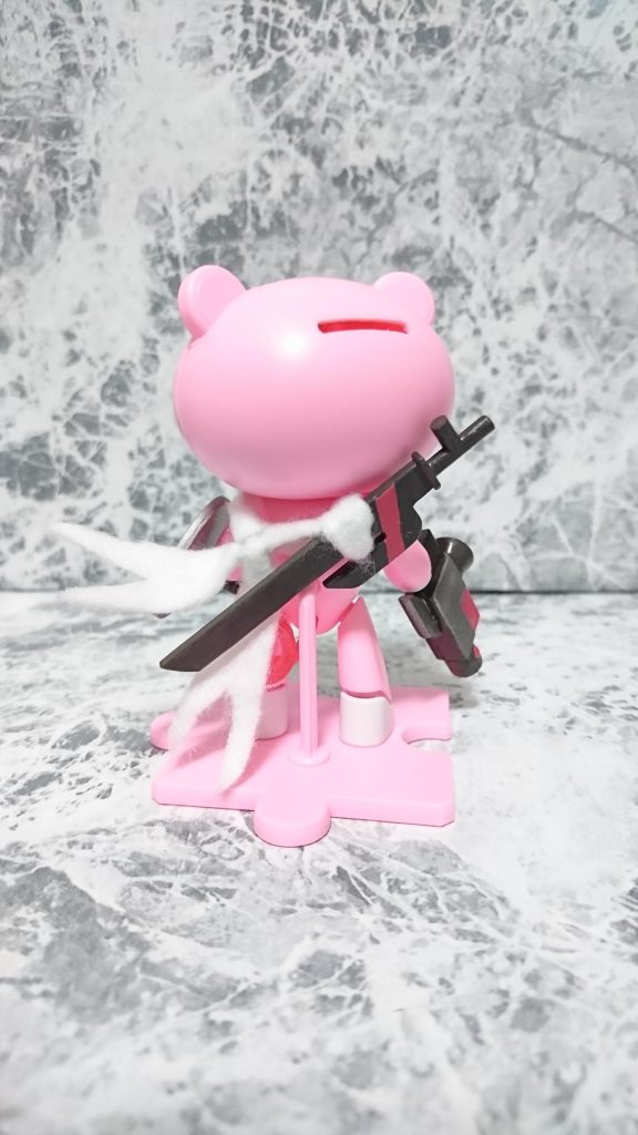 後頭部に硬貨を入れる穴を開けてますが、一部の硬貨は入りません