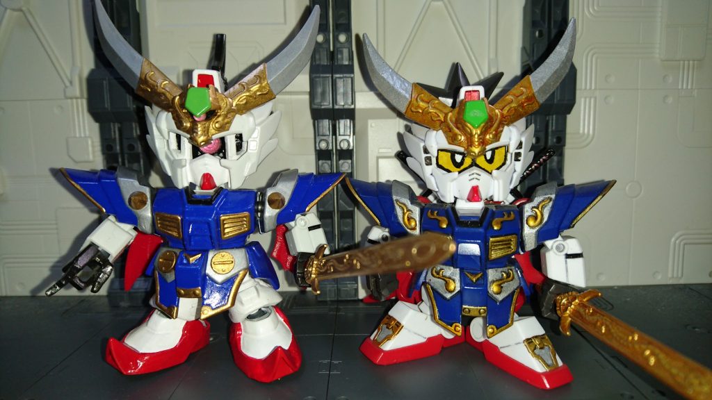 本家劉備ガンダムと。腿が自作なので偽物の方が若干背が高いのはご愛敬。