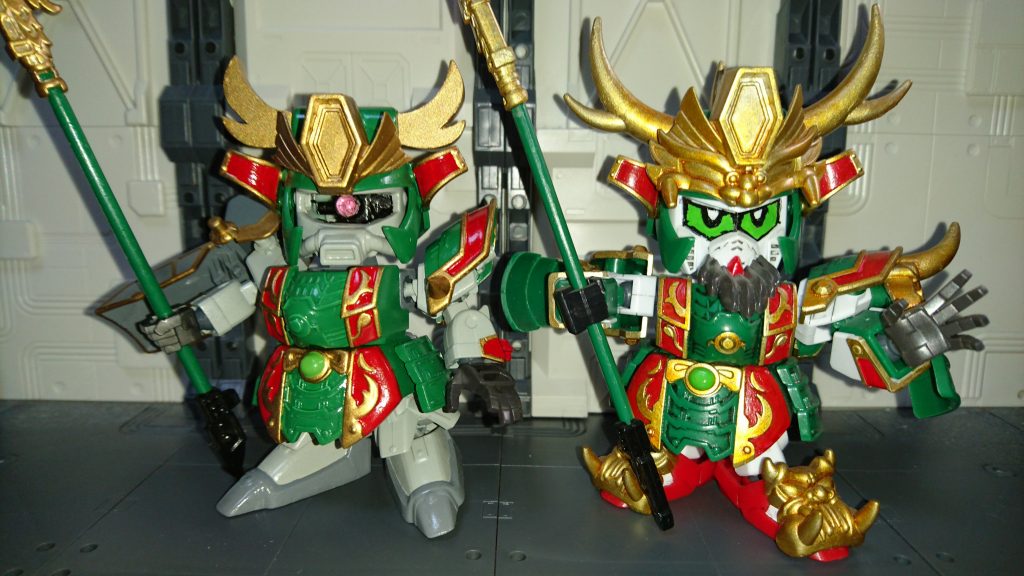 本物の関羽ガンダムと比較。今気付いたけど、胸の金塗り忘れてるな。まあ、偽物なら色数が少なくても仕方ないな。