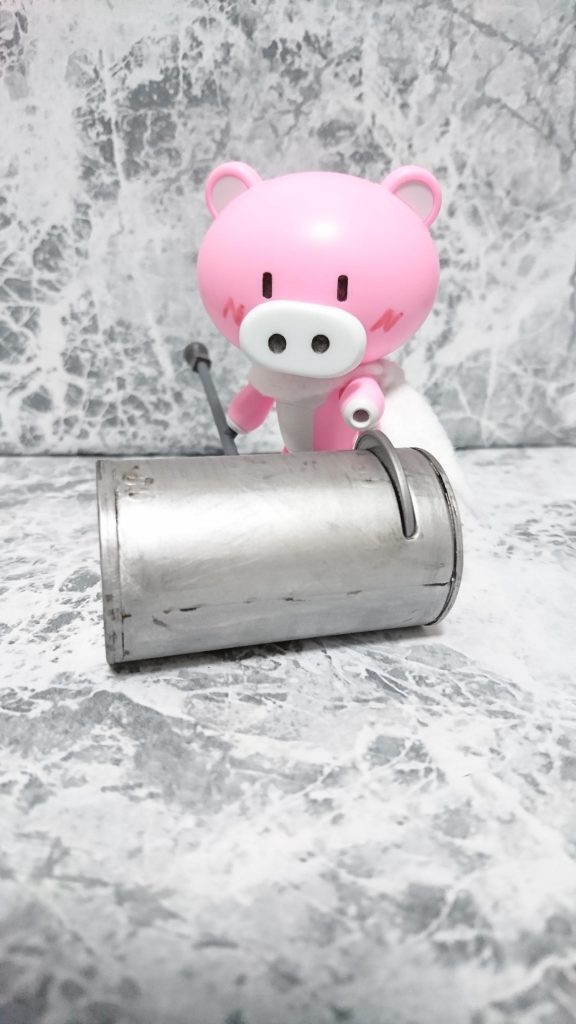 ゼニーバンクハンマーに玩具のお金をチャージ!
入れた硬貨の金額により破壊力が増す設定
(相手のガンプラが、そのガンプラに投じた金額を越えれば、一撃必殺も夢じゃない!という設定)
お金を入れている間、かなりスキができるので、一騎討ちでの勝率は低く
チーム戦で守られながら戦うのが理想