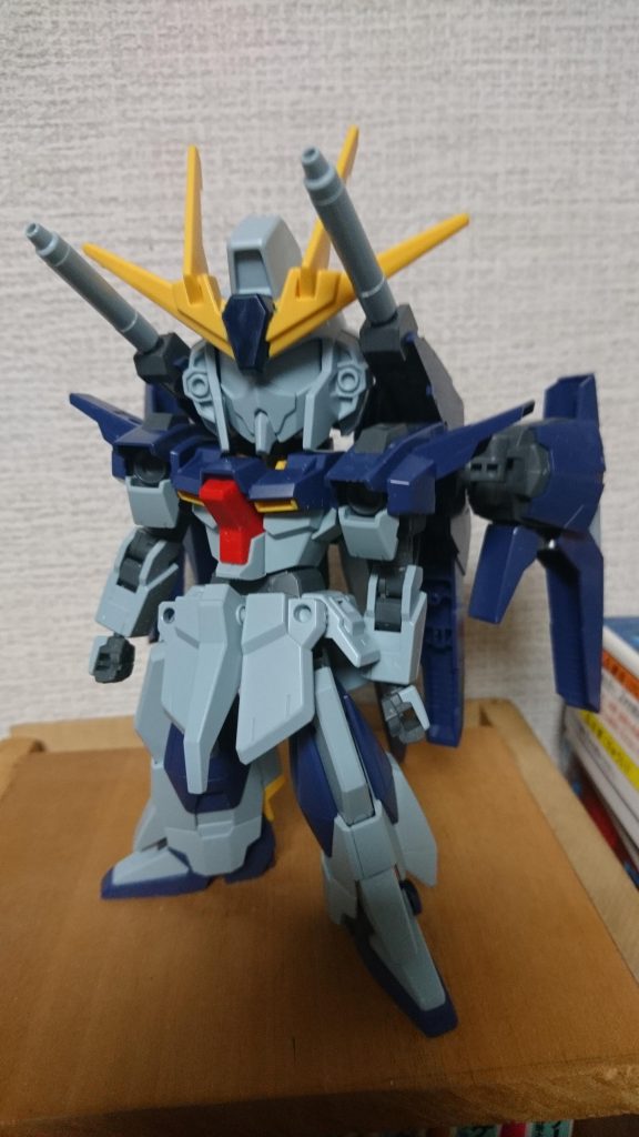 足の接続はHGの膝関節の上にポールジョイントのポールをさすことで可動と保持を両立させています
首もポールを胴体にさして接続させています