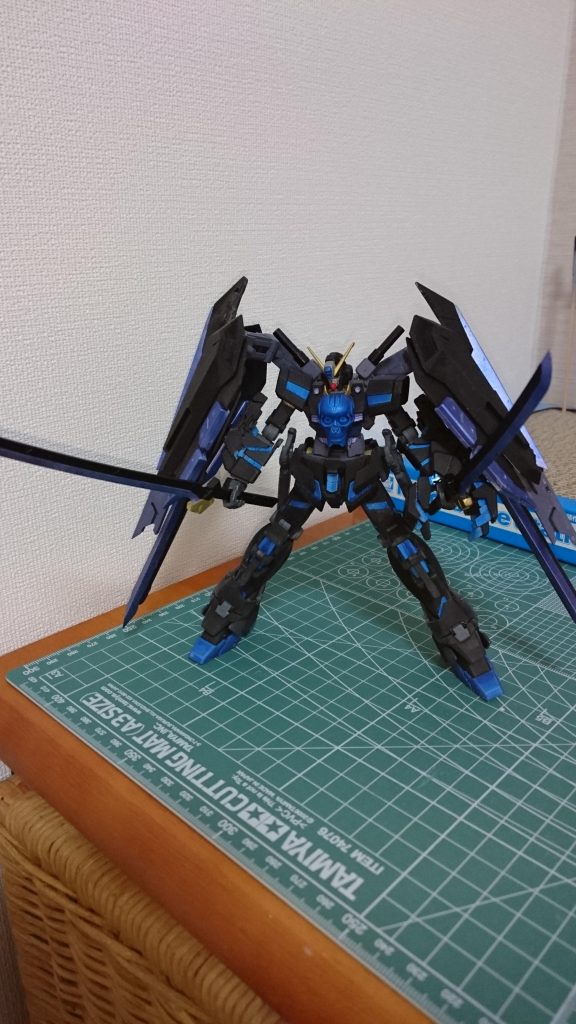 「超振動刀 蒼暗」
クロスレンジ主兵装、刀身と鞘の蒼い刃が振動し相手を切り裂く。
 その他にもビームトンファー×2 ビームサーベル×2(稼働アーム付き) クロスボーンガン&ソード×2 アームドアームの兵装が付いている。