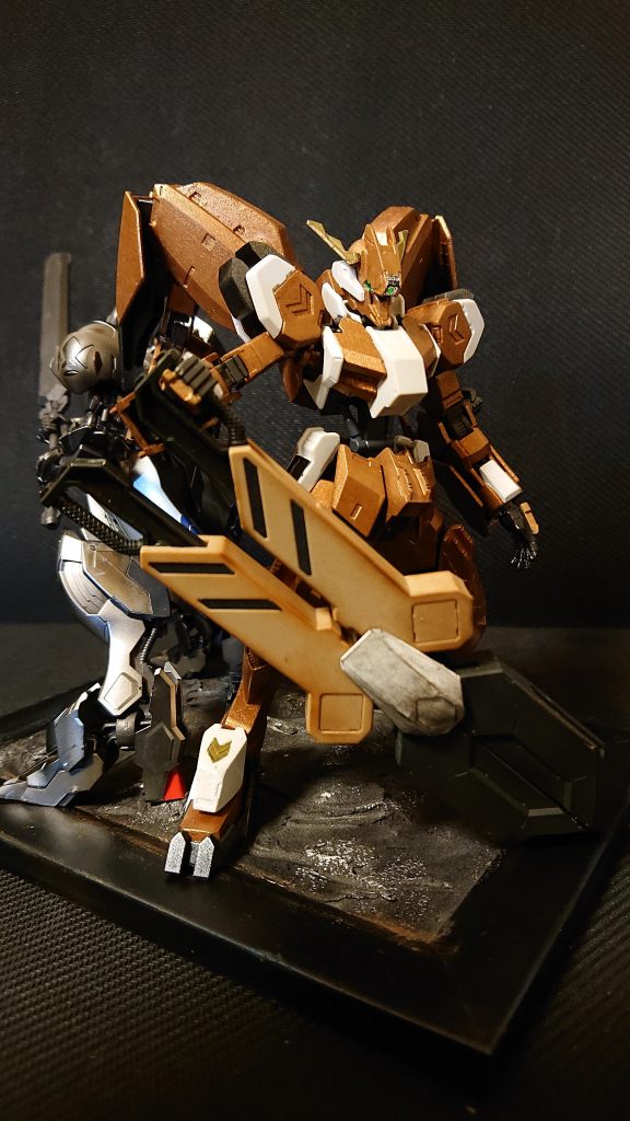 ガンダムベースで購入したバルバトスのアイアンブラッドコーティングなるものがストレートに琴線に触れたので、グシオンも似たような塗装が出来ないかと思い、アクリルガッシュの赤銅で筆塗りしました。
バルバトスが素組なので、それにあわせてグシオンも大きな改修は行いませんでした
腰を2.5ミリ延長しただけです。
また武器は無塗装で、ウェザリング程度マスターでエッジを強調させました。