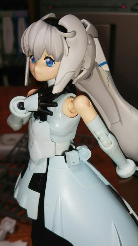 顔下半分の造形が少し気になったのでほほを中心に削りこんであごに丸みを持たせてみました🎵