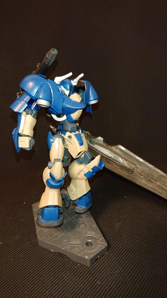 全体像

角、肩、膝アーマー、足首から下がヘルムヴィーゲで残りは丸々ガーベラテトラです。

(バスターソードは持たせる気がなかったのですがやっぱあると格好いいなと)