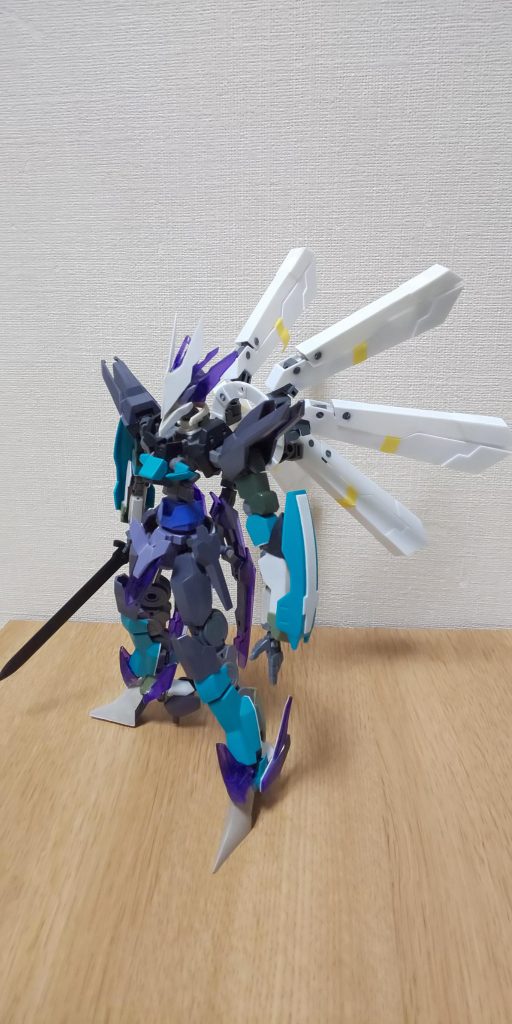 機体構成はほぼグレイシャーとグレイズリッターのミキシングになっています。一部ジャンクを除けば残りはプラ板とパテで出来ています。グレイシャー成分が強くて悪役メカっぽい…