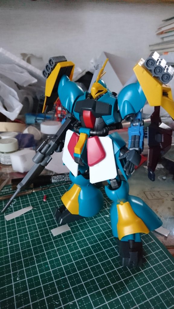 塗装前の段階です
サザビー、シナンジュのようにプロペラントタンクを最初は下向きにつけようと思ったのですが上側に変更することでパッと見たときのシルエットをサザビー、シナンジュに近づけてみました