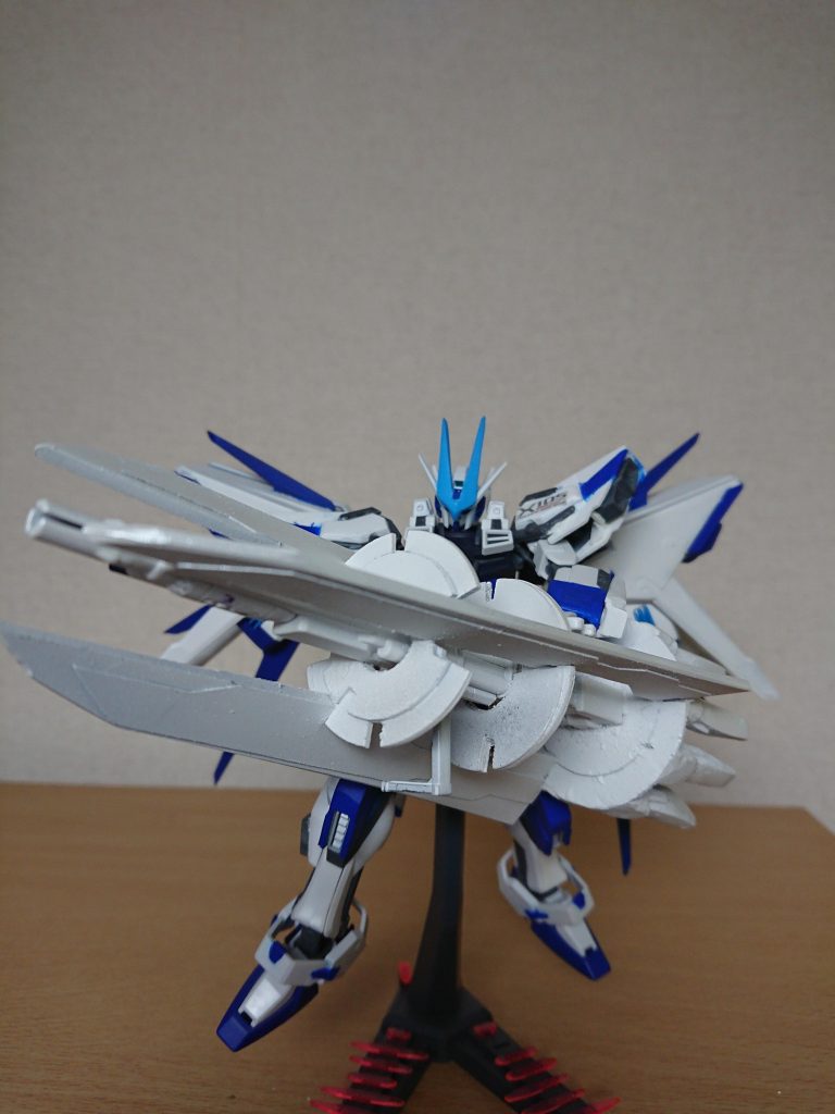 周囲を囲う大剣、そしてアグニの火力を併せ持ち
尚且つその火力を高め、安定させるために後部に大量のカートリッジを装備
一発で一つ消費できる程であり
ALSに業火の如き火力と突破力を授ける