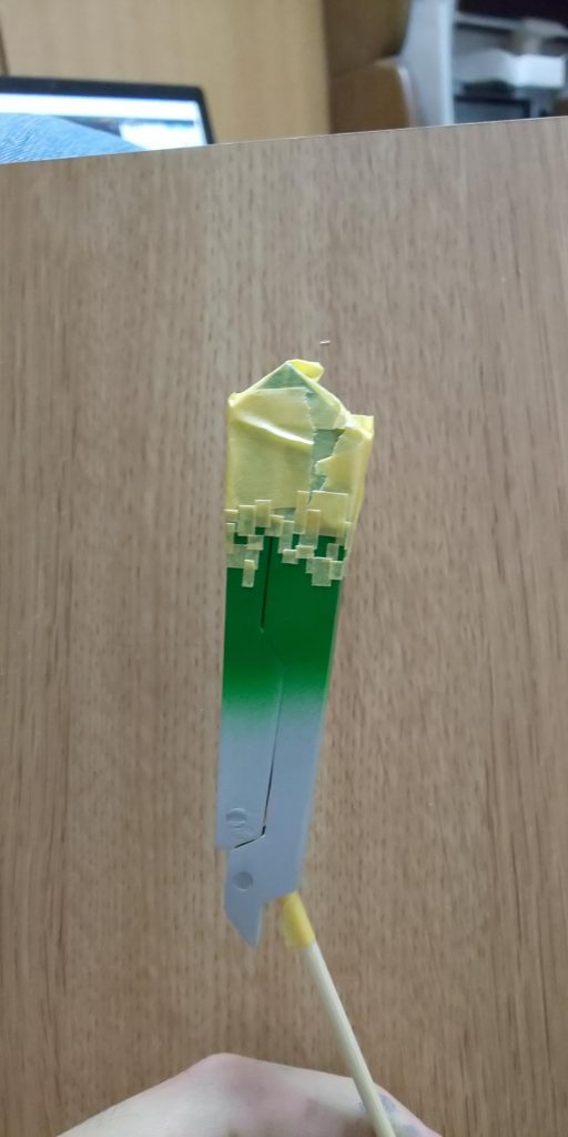 デジタル迷彩風塗装はかなり力業です。マスキングテープを細かく刻んでパターンを作ってます。