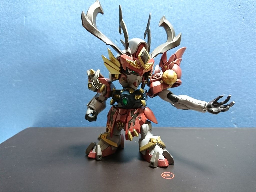 巨大な左腕の中には細長い腕が…左右非対称にすることによって異形感を出しました。