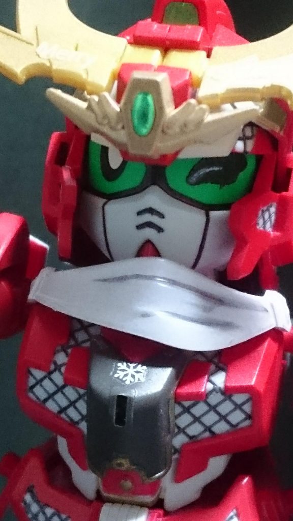 下手くそですが目はウィンクをしている方が良いかなと思いシールを切り出した部分を塗装しています。