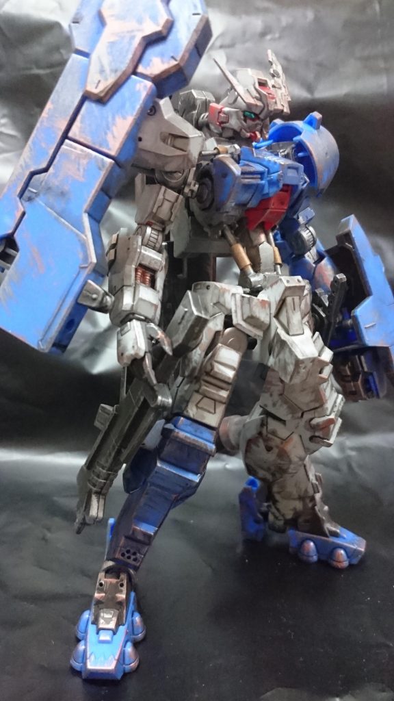 胸を張ったポーズの時に肩のシールドアームが…(^^;

なので関節を追加して自由度をあげてます