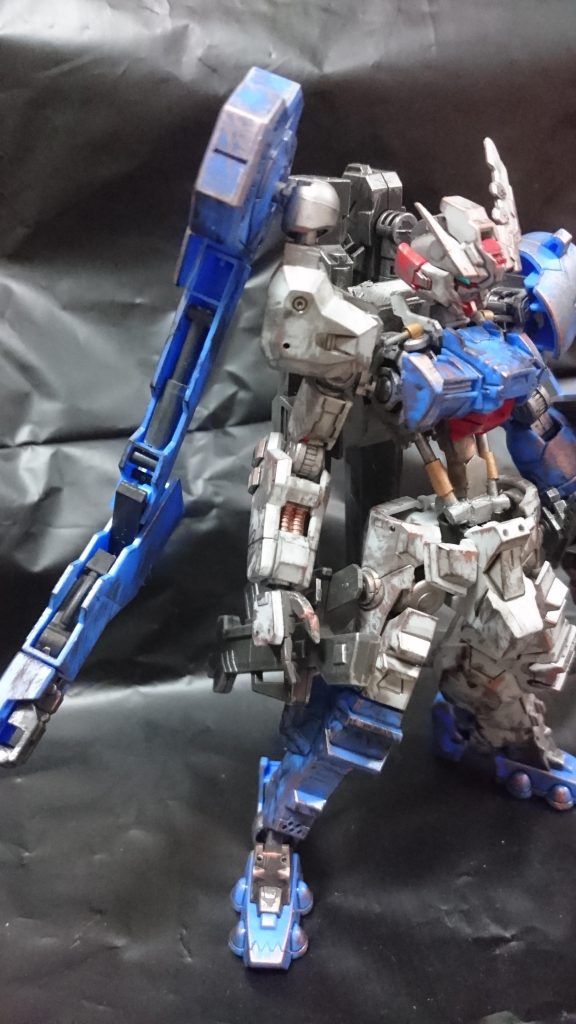 シールドアーム内がスカスカだったのでランナーと余剰パーツを詰め込んでそれっぽく