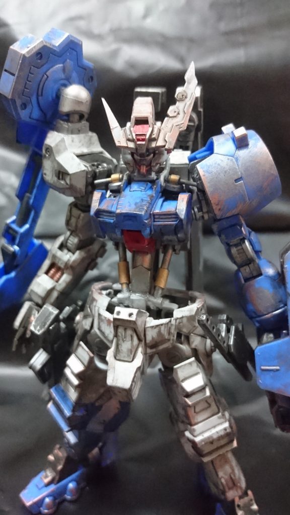 肩のシリンダーを1ミリプラ棒で作り直し

ガントレットの接続棒を少し斜めに修正してダラーンとぶら下げてるように