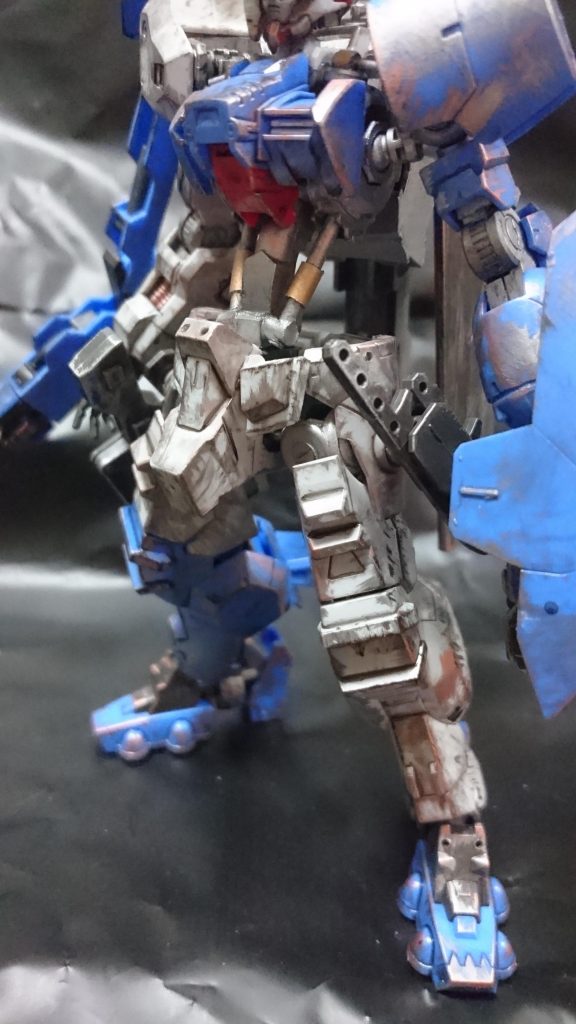 フロントアーマーが小さく感じたのでプラ材を張り付けて少し大型化