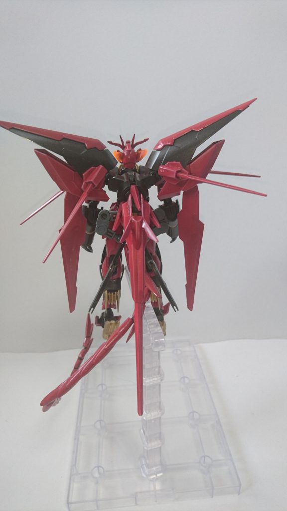 背部
ダークマターブースターにレギルスキャノン、ヒュケリオンテイル、ソードホルダーと各種武装がてんこ盛り状態。ダークマターブースターの存在感が大きいですね。
トマトカプルと同じ暗めの赤を使ってるので色合いはレギルスRよりはエクシアダークマター寄り。