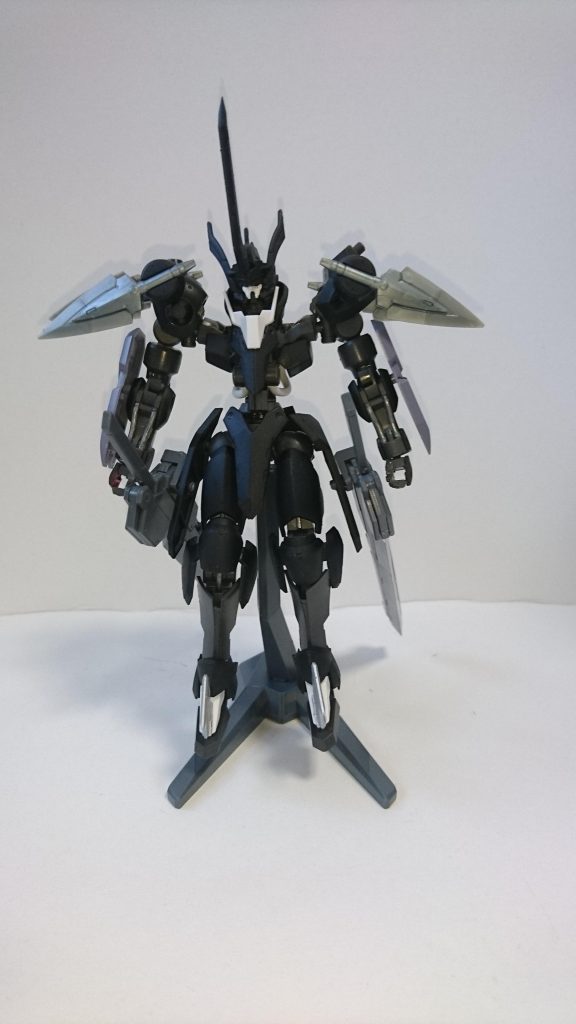 ・装甲装着状態
ほとんどグリムゲルデですがウヴァルやダブルオーのパーツなどを加えてビルダーズパーツ等を盛り込んでいます。肩のダガーや頭部のブレードもあって刺々しいシルエットになっています。