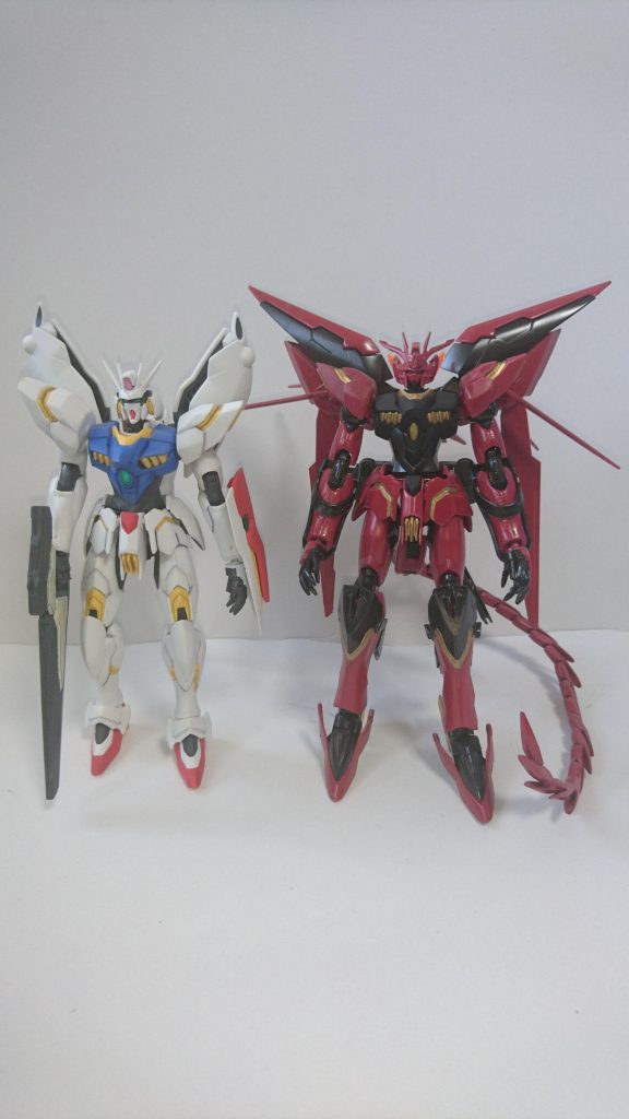 ベースとなったレギルスと比較。
煌きギラーガの四肢がレギルスより長いので全高はそれなりに伸びています。
ギラーガやルプスレクス寄りなデザインなのもそうですが、やはり色のせいもあって胴体くらいしか面影が無い気も