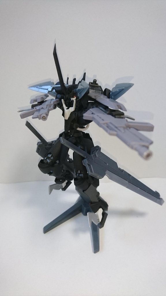 ・１３０ｍｍアサルトライフル
申し訳程度の射撃兵装。獅電の物をそのまま流用。
厄災戦当時のライフルに１３０ｍｍ口径は無いため（グリムゲルデや戦後に開発されたゲイレールのライフルは１１０ｍｍ口径）おそらくは戦後に追加された兵装。