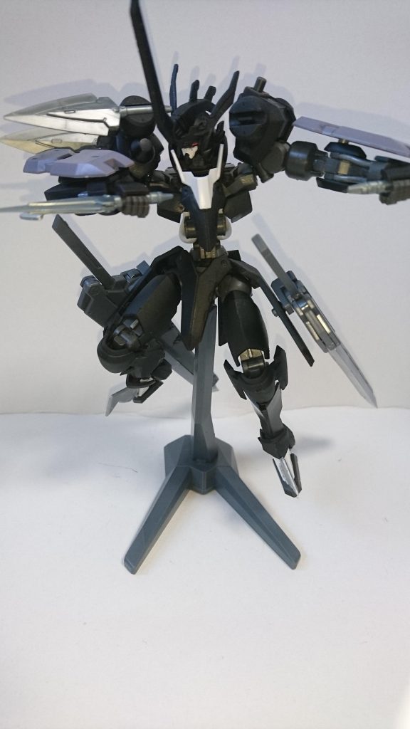 ・ヴァルキュリアダガー
肩部に二振りずつ装備された高硬度レアアロイ製の短刀。主にプルーマとの混戦時に使用される他、投擲武装としても使用する。